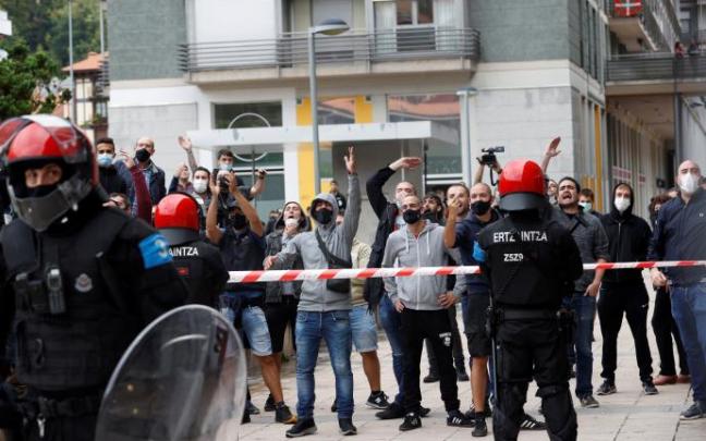 Un grupo de personas increpan al líder de Vox, Santiago Abascal, en Arrasate Un grupo de personas increpan al líder de Vox, Santiago Abascal, en Arrasate