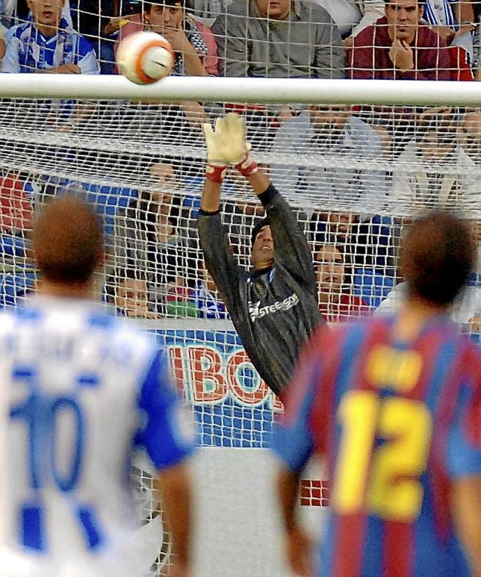 Roberto ‘Tito’ Óscar Bonano, que defendió la portería del Deportivo Alavés en Primera y Segunda División, durante el partido del 27 de agosto de 2005. Foto: DNA