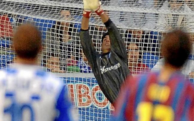 Roberto ‘Tito’ Óscar Bonano, que defendió la portería del Deportivo Alavés en Primera y Segunda División, durante el partido del 27 de agosto de 2005. Foto: DNA