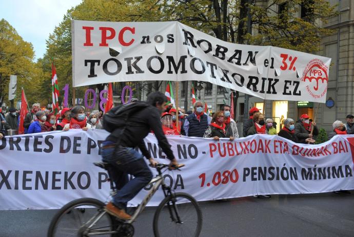 Pensionistas se manifiestan por Bilbao contra el nuevo proyecto.