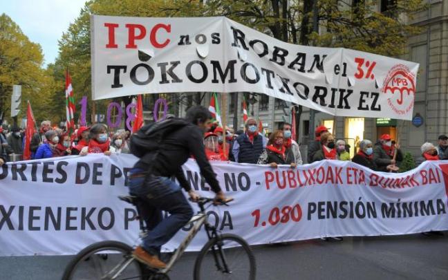 Pensionistas se manifiestan por Bilbao contra el nuevo proyecto. Pensionistas se manifiestan por Bilbao contra el nuevo proyecto.