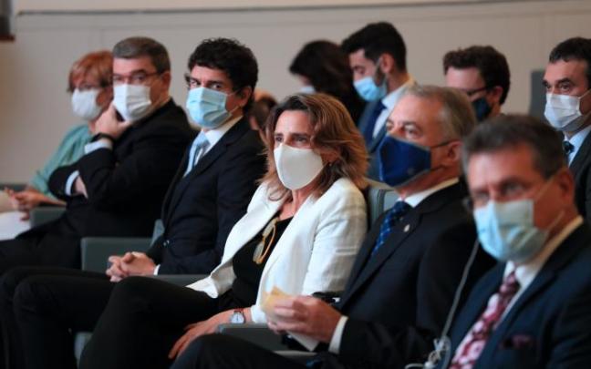 El lehendakari y la vicepresidenta tercera, ayer lunes, junto al resto de autoridades en la apertura de las jornadas. El lehendakari y la vicepresidenta tercera, ayer lunes, junto al resto de autoridades en la apertura de las jornadas.