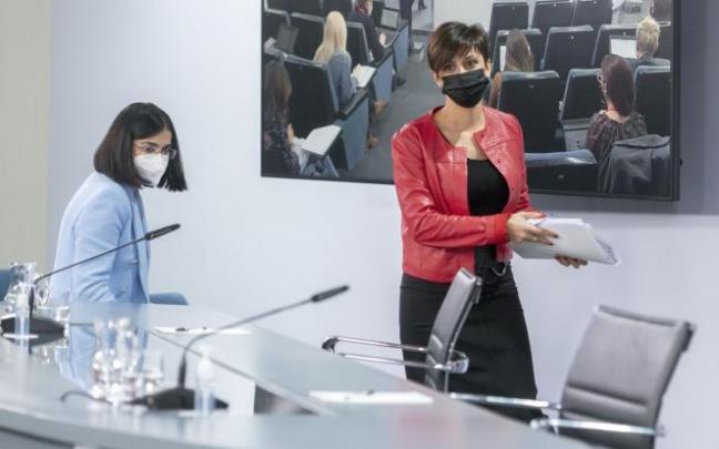 La titular de Sanidad, Carolina Darias, y la ministra portavoz, Isabel Rodríguez, ayer lunes en su comparecencia tras el Consejo de Ministros. La titular de Sanidad, Carolina Darias, y la ministra portavoz, Isabel Rodríguez, ayer lunes en su comparecencia tras el Consejo de Ministros.
