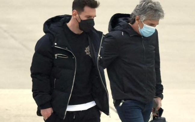 Messi con Jorge, su padre, ayer miércoles en el Aeropuerto de Rosario. Messi con Jorge, su padre, ayer miércoles en el Aeropuerto de Rosario.