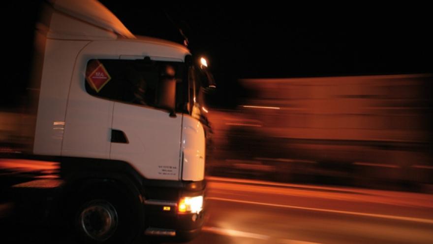 El camionero cayó de la cabina al bajarse de ella.