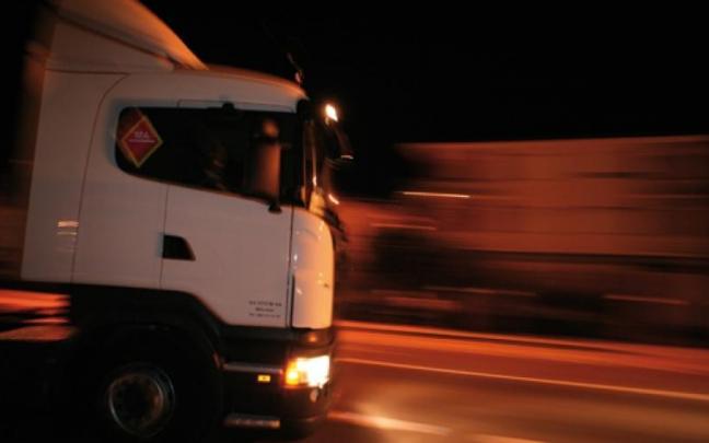 El camionero cayó de la cabina al bajarse de ella. El camionero cayó de la cabina al bajarse de ella.