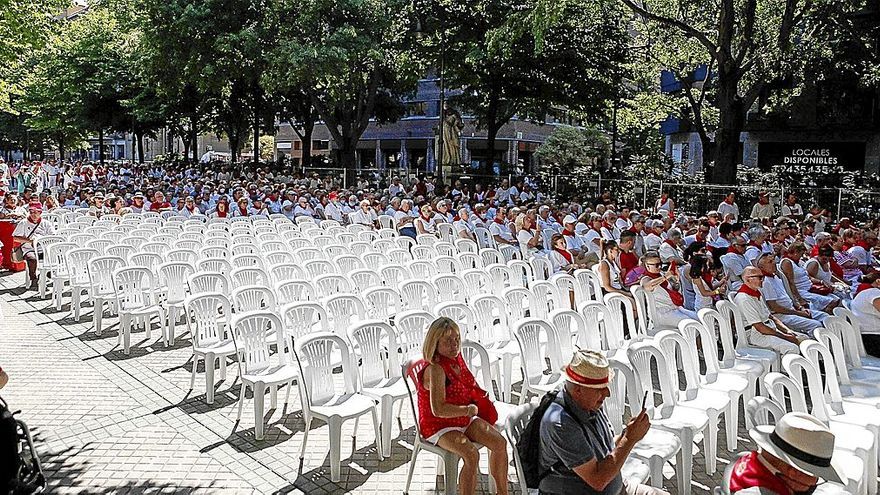 La multitud disfruta del Día de las Jotas desde la sombra. La zona soleada queda vacía para los más valientes.