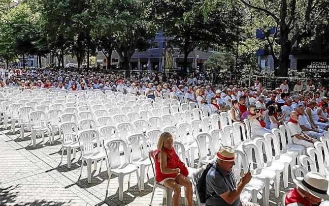 La multitud disfruta del D&iacute;a de las Jotas desde la sombra. La zona soleada queda vac&iacute;a para los m&aacute;s valientes.