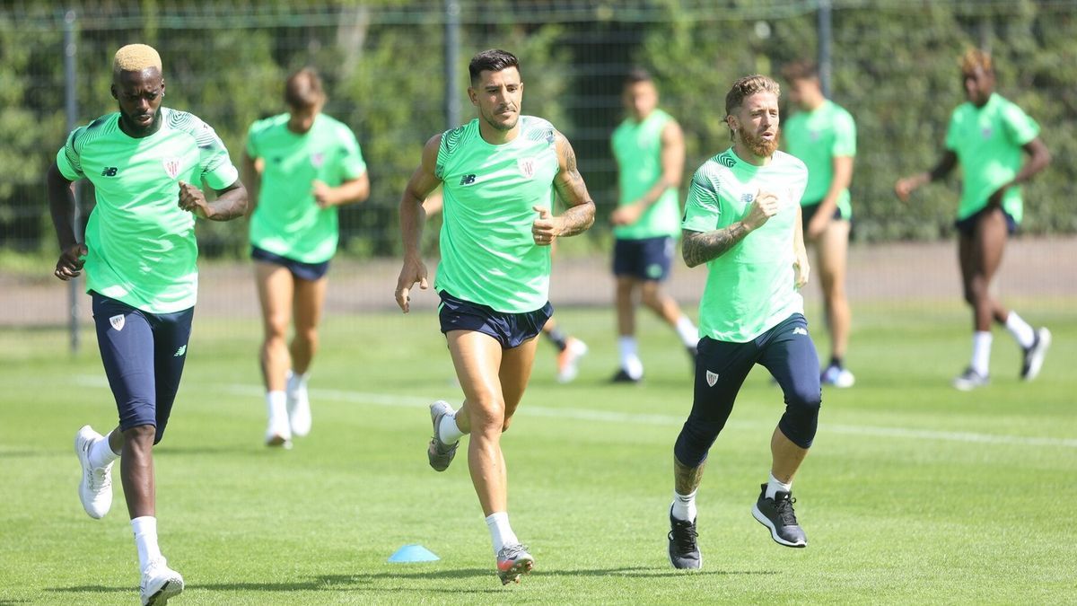 Iñaki Williams, Yuri Berchiche e Iker Muniain se ejercitan durante un entrenamiento.