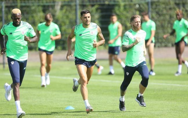 I&ntilde;aki Williams, Yuri Berchiche e Iker Muniain se ejercitan durante un entrenamiento.
