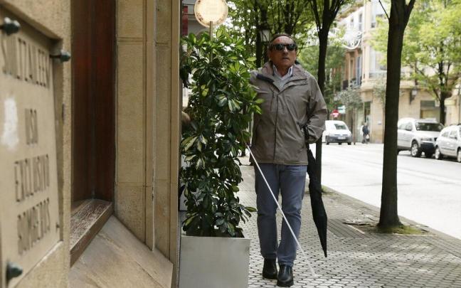 Joxean Txintxurreta se 'topa' con un elemento decorativo que incumple la ordenanza municipal y que dificulta su transitabilidad.