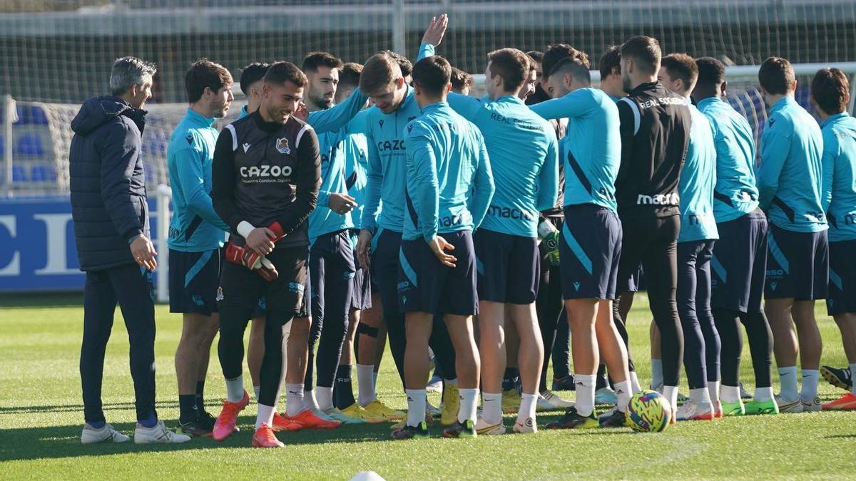 Sorloth atraviesa el pasillo de sus compañeros, en el campo José Luis Orbegozo de Zubieta.