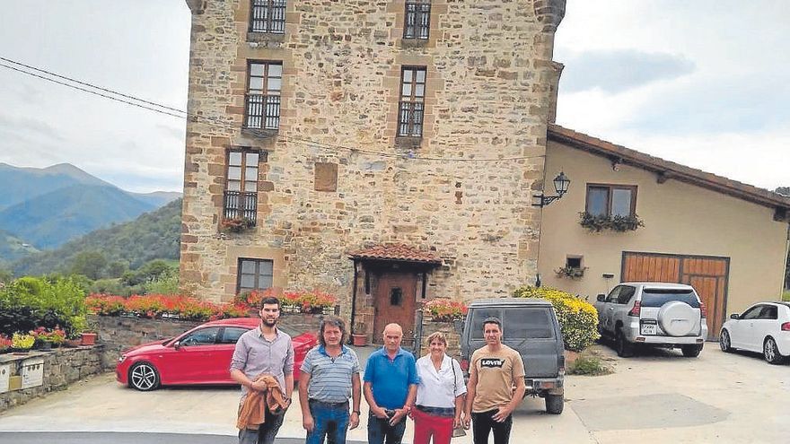 Baztango Ezkerra visita los trabajos de embreado llevados a cabo en Zozaia