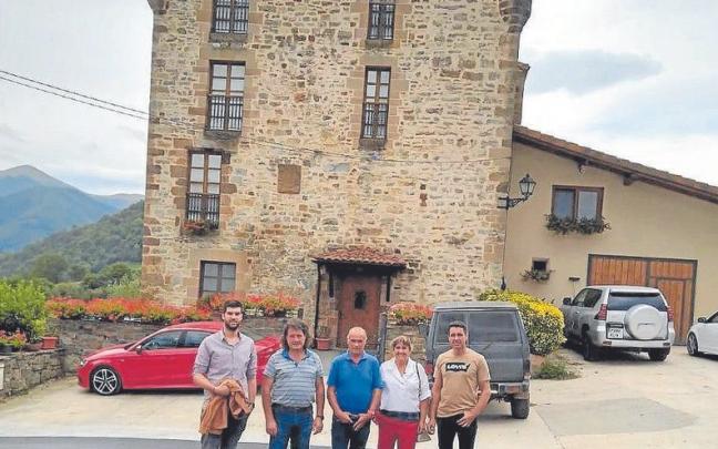 Baztango Ezkerra visita los trabajos de embreado llevados a cabo en Zozaia