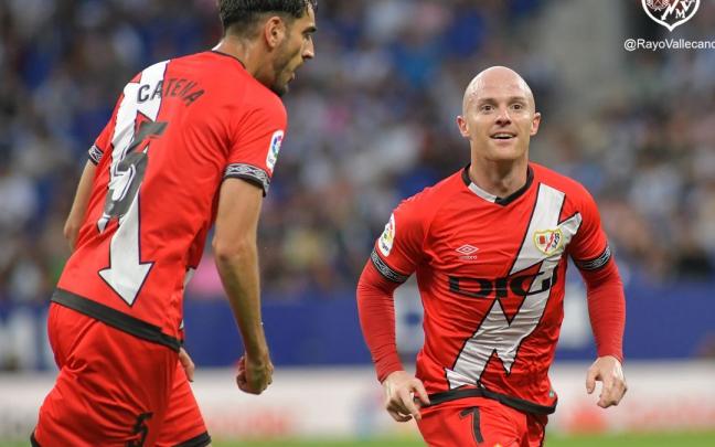 Isi celebra su gol con Catena.