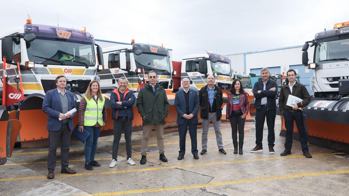 De izquierda a derecha, el director general de Obras Públicas e Infraestructuras, Pedro López; la técnica del Centro de Conservación de Pamplona, Mª Mar Vega; el jefe de Negociado de la demarcación Centro-Norte, Luis Miguel Martín; el director del Servicio de Conservación, Pablo González; el consejero de Cohesión Territorial, Bernardo Ciriza; los técnicos y el gerente, respectivamente, de la empresa adjudicataria del Centro de Conservación de Pamplona, Construcciones Mariezcurrena, Pedro Rodrigo, Ana Fernández y Javier Mariezcurrena; y el jefe de la Sección de Conservación, Pedro Soto.