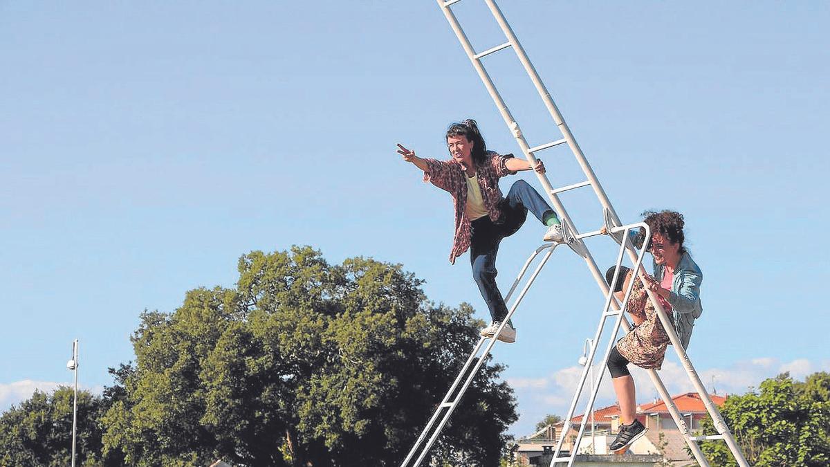 Argazkian Ander Fernandez kale-ikuskizuneko une batean.