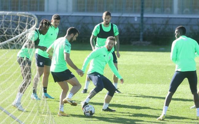 Iker Muniain completó en la mañana de ayer el entrenamiento en Lezama junto a sus compañeros. Iker Muniain completó en la mañana de ayer el entrenamiento en Lezama junto a sus compañeros.