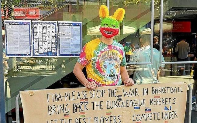 Un aficionado lituano pide con una pancarta que vuelvan los árbitros de la Euroliga. Foto: Twitter Un aficionado lituano pide con una pancarta que vuelvan los árbitros de la Euroliga. Foto: Twitter