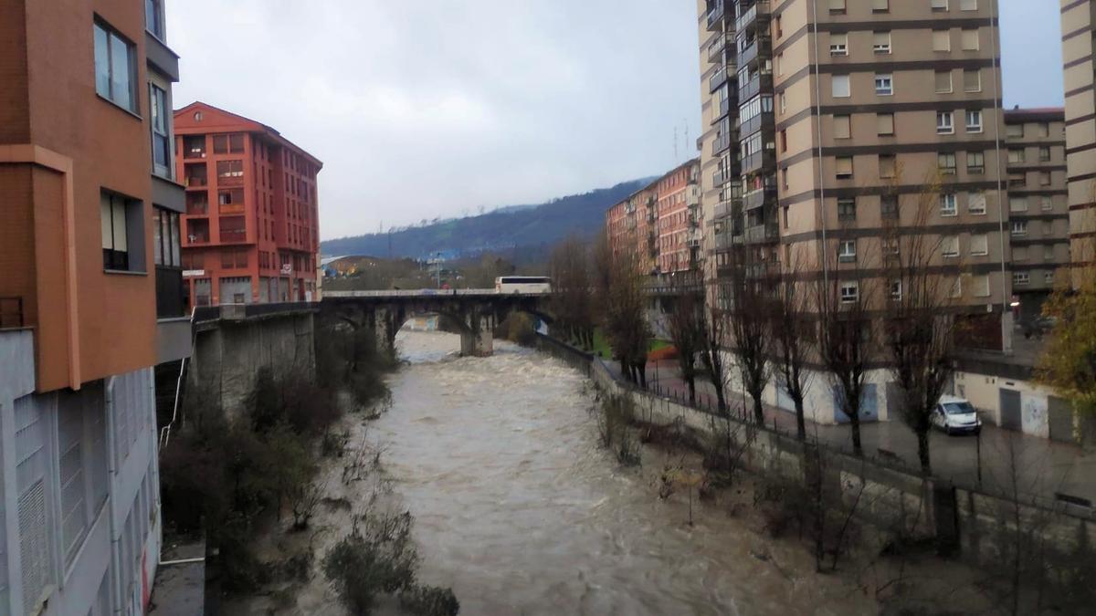 Cauce del río Nervión a su paso por Basauri en la mañana del martes