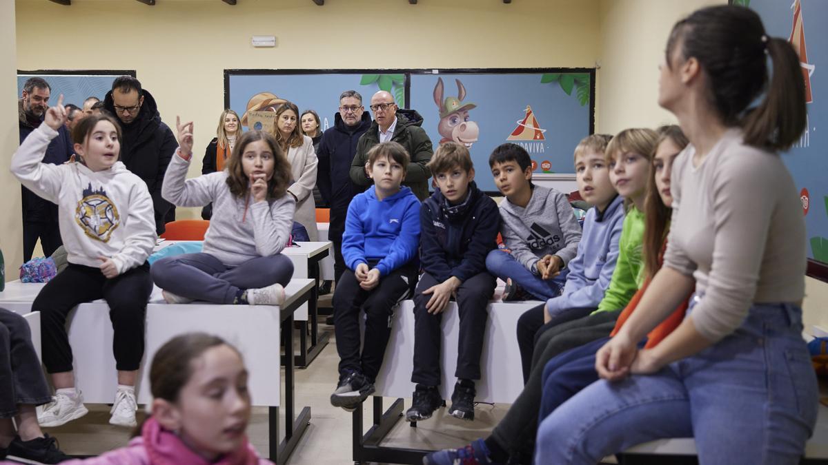 El consejero Cigudosa, entre alumnos que participan en la English Week en Senda Viva