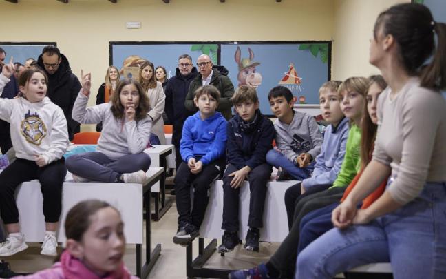 El consejero Cigudosa, entre alumnos que participan en la English Week en Senda Viva