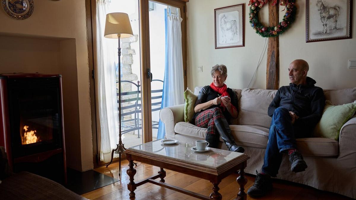 Isabel y Piter, en una de las estancias de la casa rural, frente al fuego.