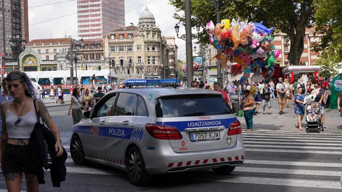 Un coche patrulla de la Policía Municipal de Bilbao.