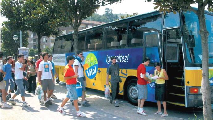 Jóvenes acceden a un autobús.