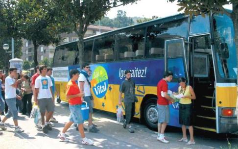Jóvenes acceden a un autobús. Jóvenes acceden a un autobús.