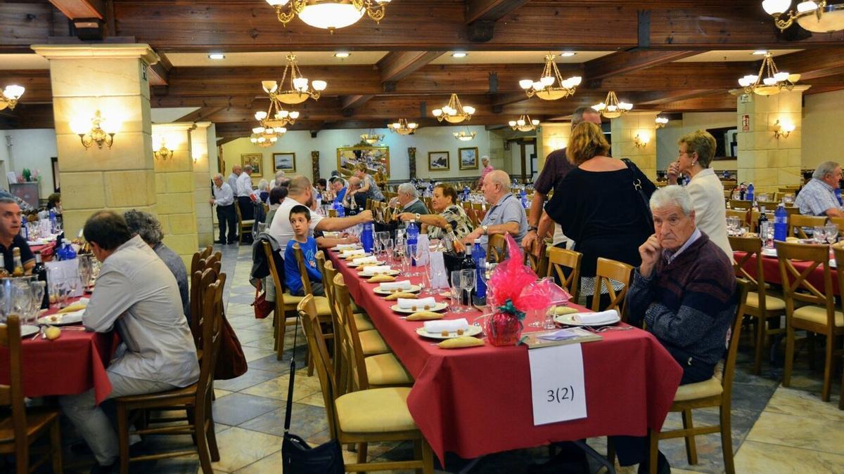Varios asistentes, tomando asiento para comer en el restaurante Lugarana.