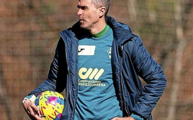 Gaizka Garitano, Eibarren atzoko entrenamenduan.