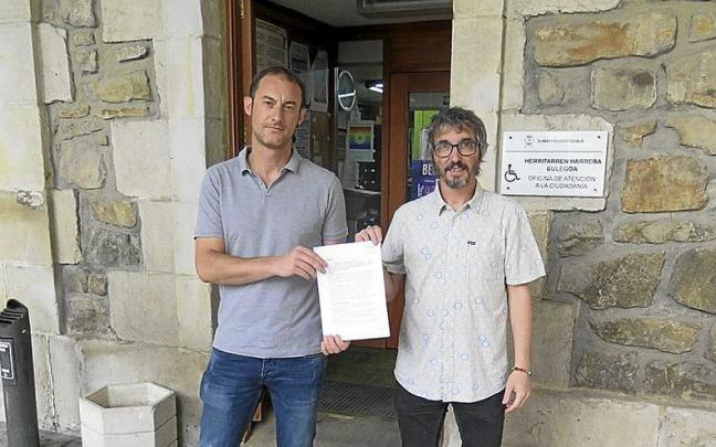 EH Bilduko Aritz Elgarreta eta Josu Aztiria, udaletxeko sarreran, aurkeztu duten eskaerarekin.