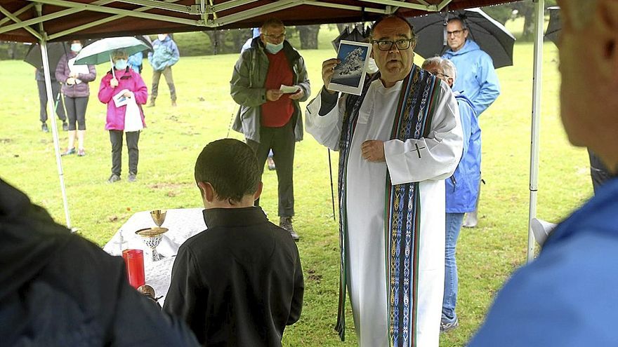 El párroco Jose Mari Kortazar en el oficio religioso del año pasado, condicionado por la lluvia. | FOTO: BORJA GUERRERO