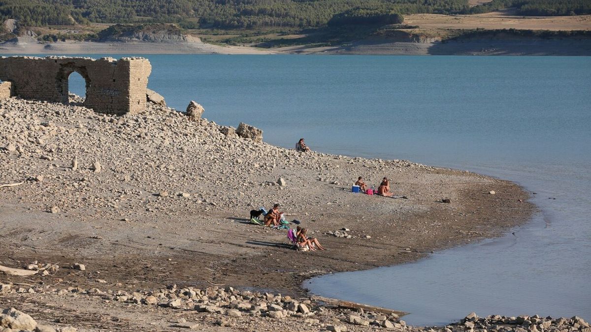 Estado del embalse de Yesa, en la zona de las termas.