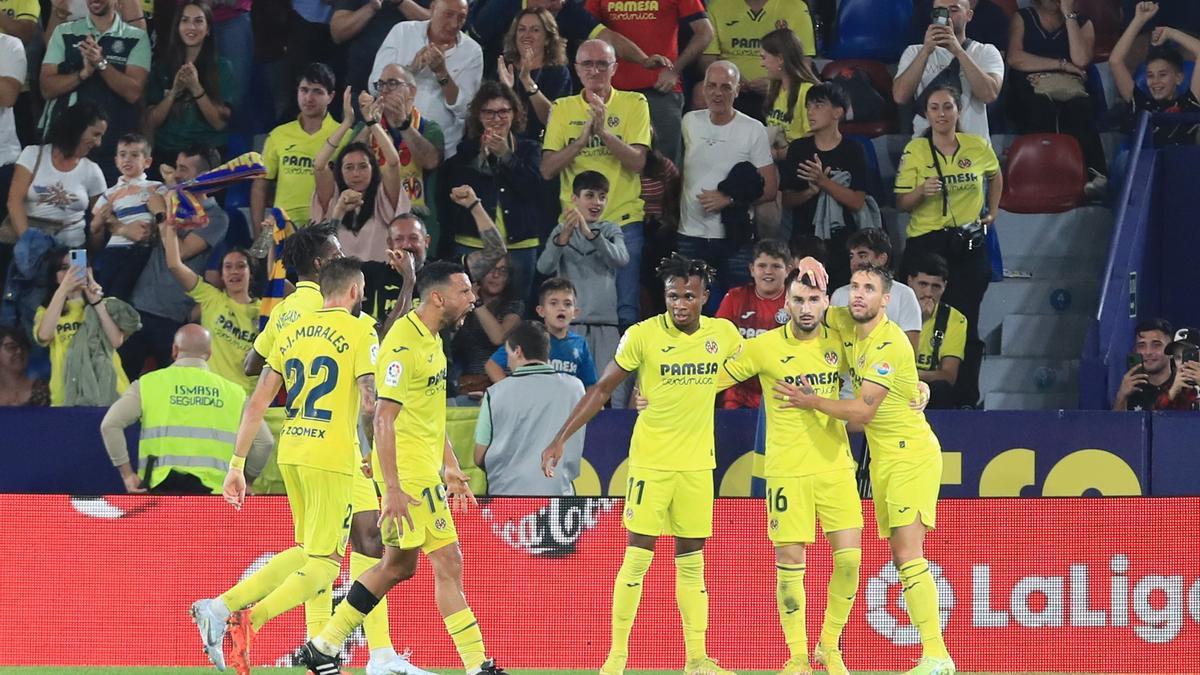 Los jugadores del Villarreal celebran la victoria.