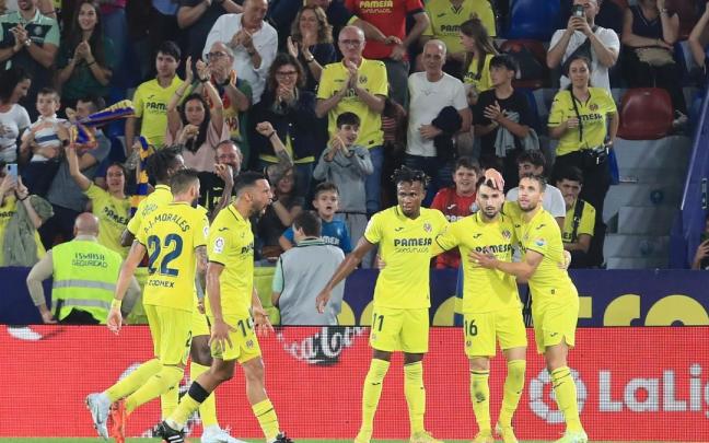 Los jugadores del Villarreal celebran la victoria.
