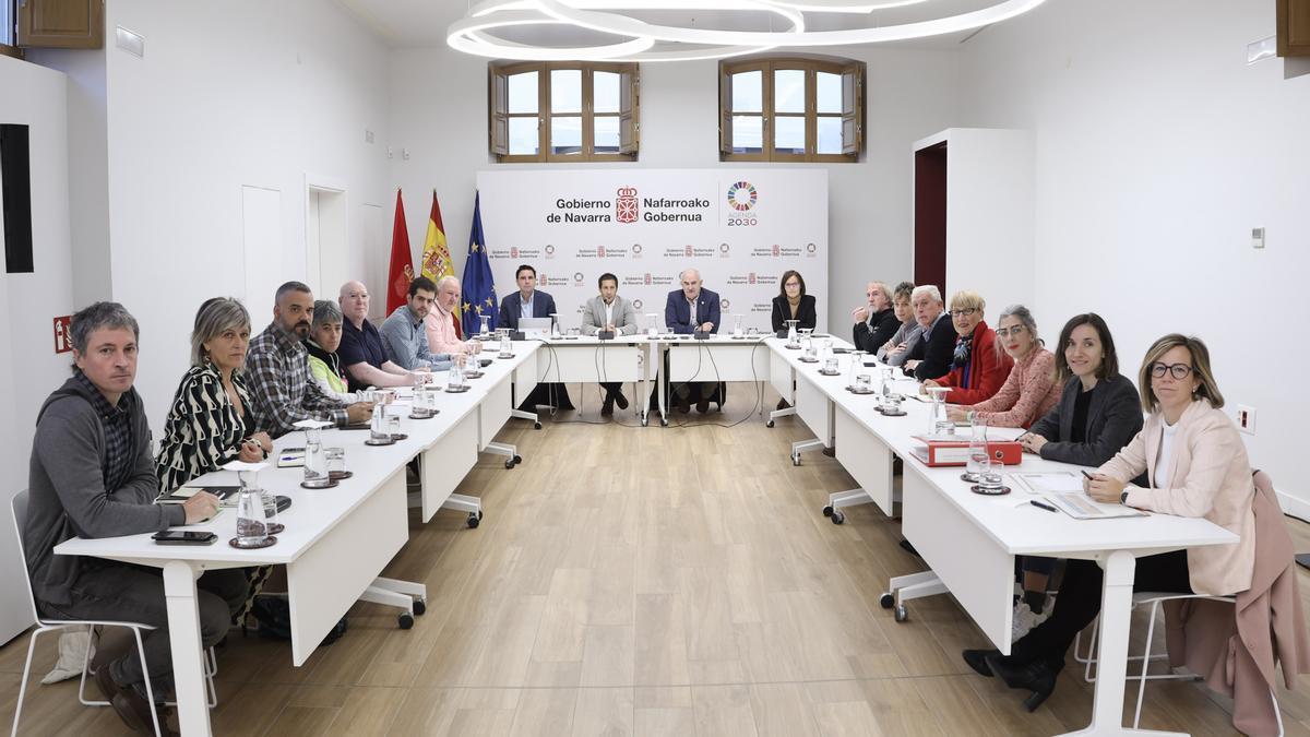 Representantes del Ejecutivo foral y administraciones locales participantes en el convenio.