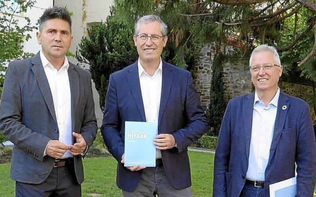Serrano, Olano eta Asensio, Zumarragako Klara Larrañaga parkean. Serrano, Olano eta Asensio, Zumarragako Klara Larrañaga parkean.