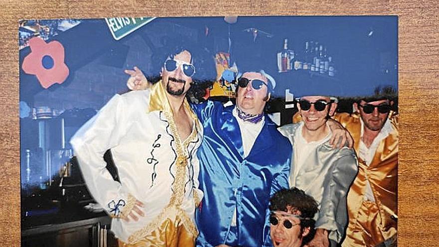 Una de las fiestas de carnaval con Juan Carlos (2º dcha).