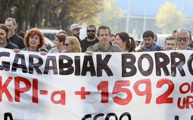 Trabajadores de la OTA y Grúas en la manifestación de las 10.30 horas en Amara.