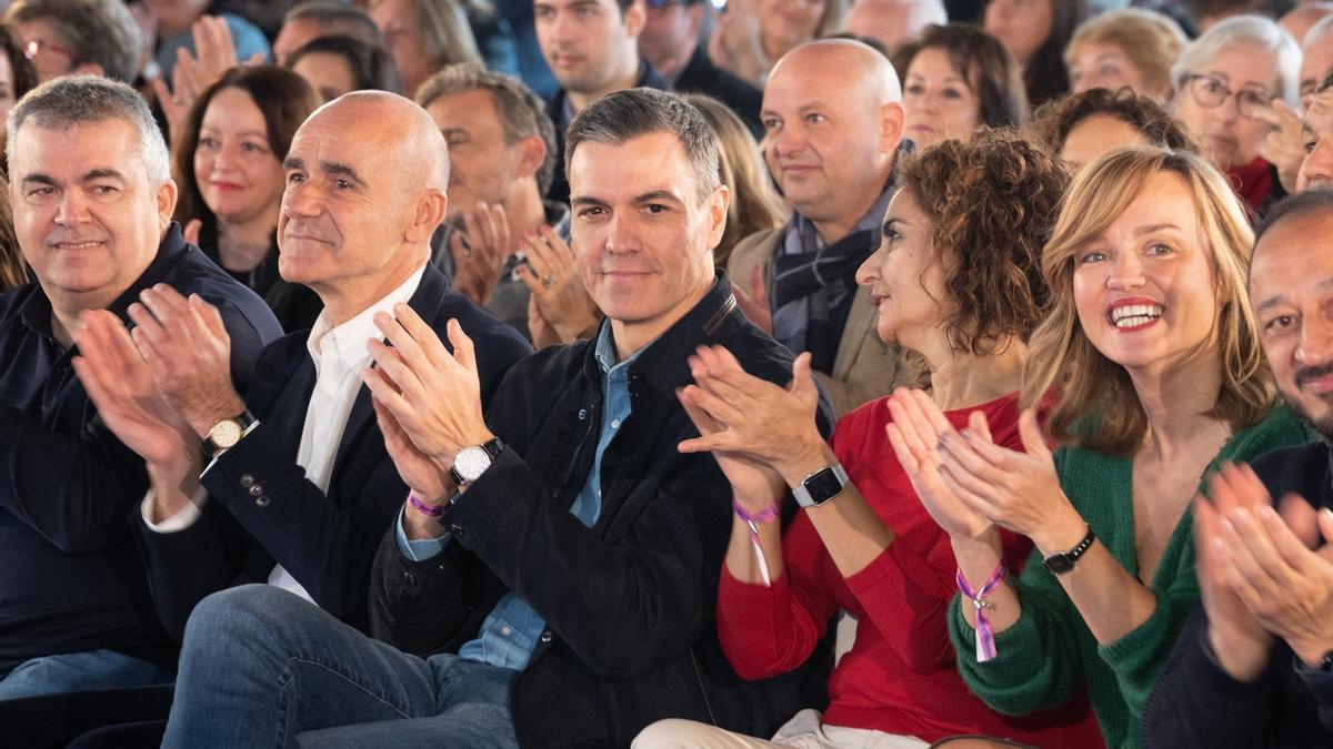 El presidente del Gobierno espa&ntilde;ol y l&iacute;der del PSOE, Pedro S&aacute;nchez, junto a destacados dirigentes socialistas, el pasado s&aacute;bado en Sevilla.