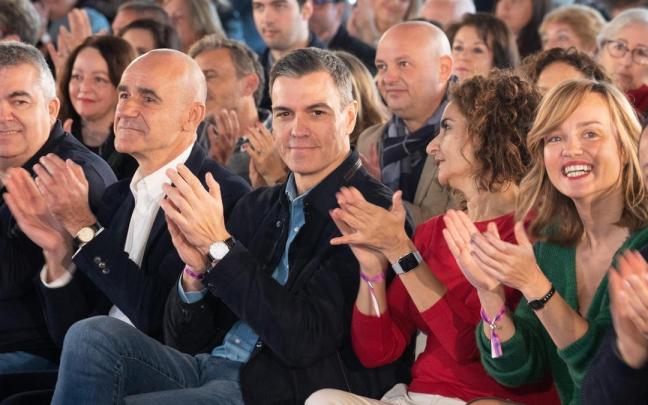 El presidente del Gobierno espa&ntilde;ol y l&iacute;der del PSOE, Pedro S&aacute;nchez, junto a destacados dirigentes socialistas, el pasado s&aacute;bado en Sevilla.
