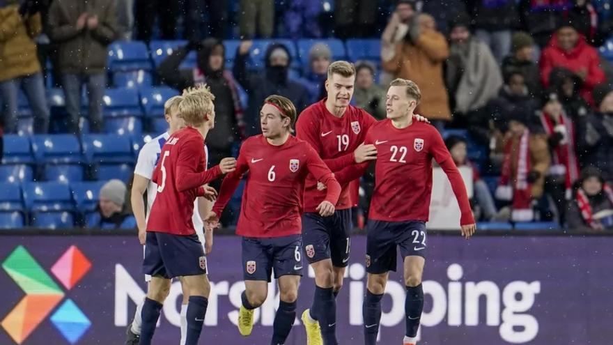 Sorloth celebra su gol con los compañeros.