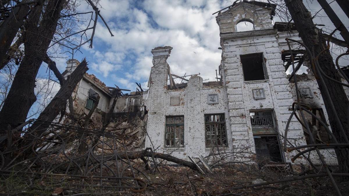 Una escuela dañada por los bombardeos en la ciudad ucraniana de Vuzlovyi.