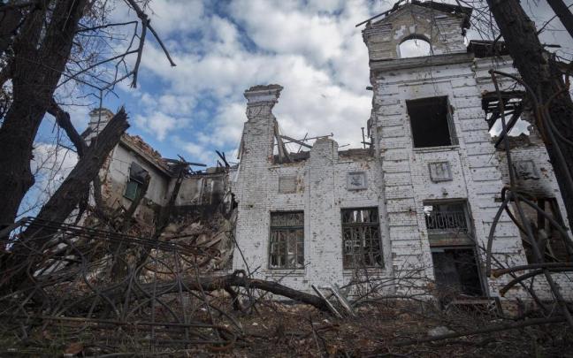 Una escuela dañada por los bombardeos en la ciudad ucraniana de Vuzlovyi.