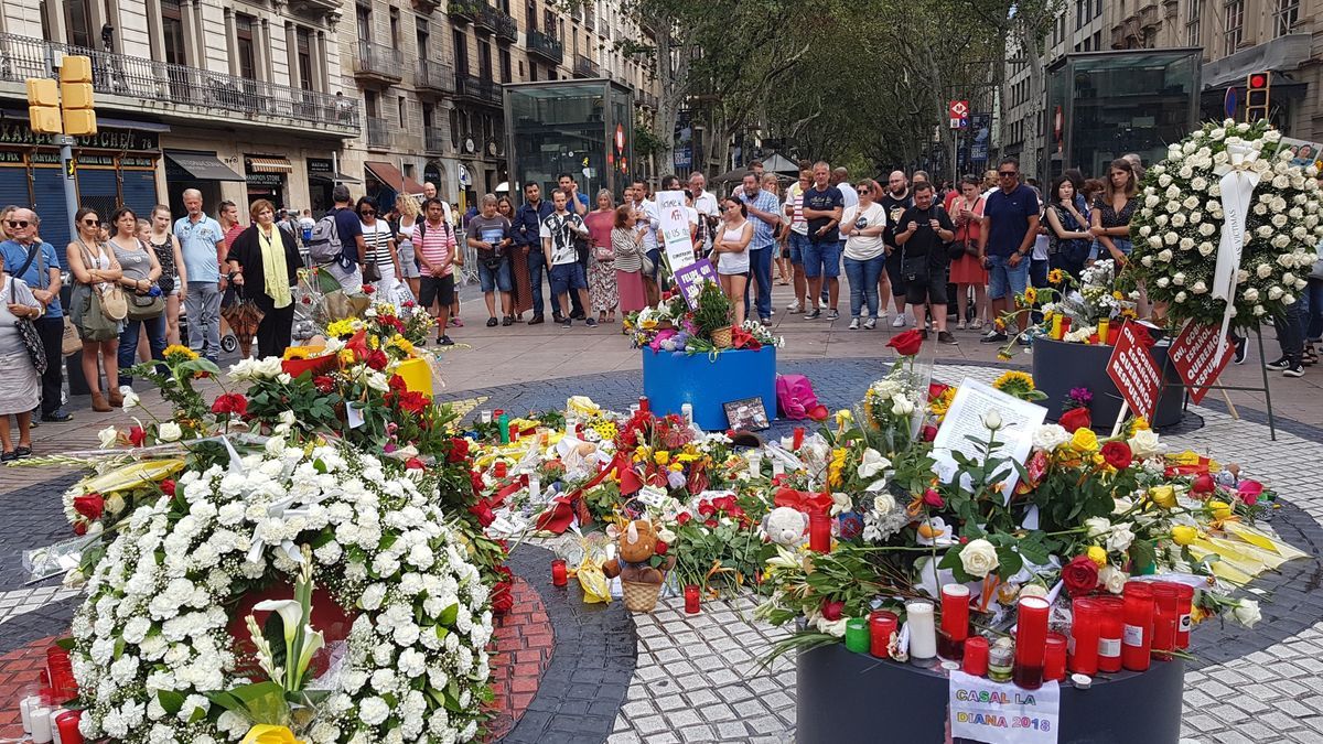 Ofrendas florales en La Rambla por el primer aniversario de los atentados del 17A.