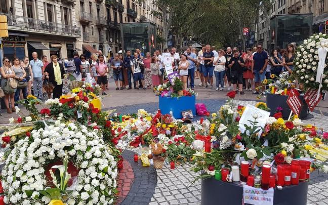 Ofrendas florales en La Rambla por el primer aniversario de los atentados del 17A.