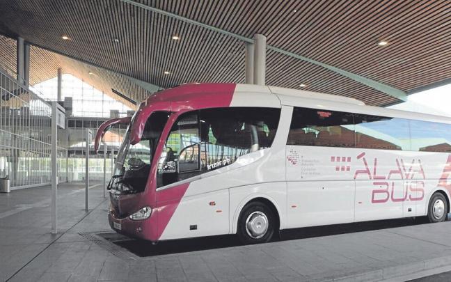 Autob&uacute;s aparcado en una d&aacute;rsena de la estaci&oacute;n de autobuses.