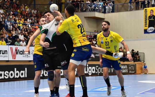 El lateral leonés Edu Fernández trata de zafarse de la presión defensiva del Bidasoa.